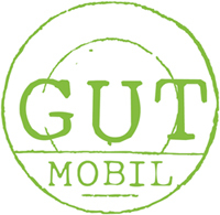 GUTmobil-Kunden telefonieren mit dem Handy und tun Gutes